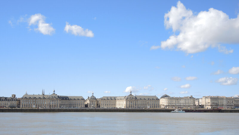 Bordeaux, vue sur les places de la Bourse et du Parlement, rive droite (33)