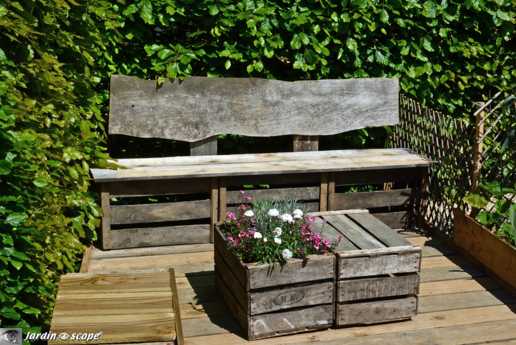 Banc fait de caisses en bois et de planches
