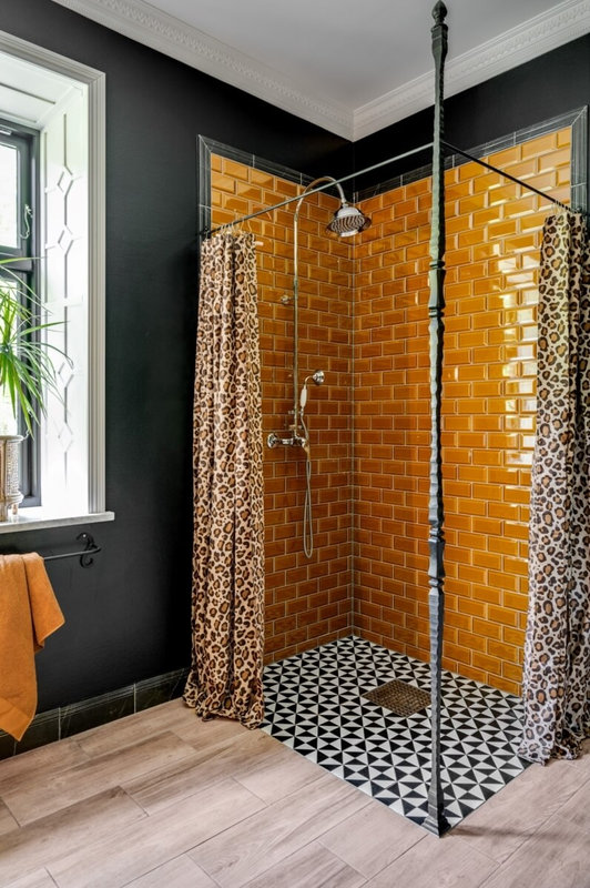 bathroom-black-walls-orange-tiles-black-white-floor-tiles-nordroom