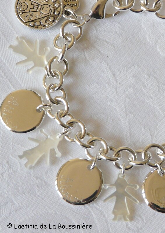 Bracelet sur chaîne plaqué argent ronde, médailles en argent massif gravées et personnages nacre (ici les filles)