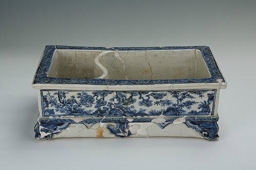 Blue-and-white rectangular flower pot with the design of pines, bamboos and prune flowers, Chenghua period (1465-1487)