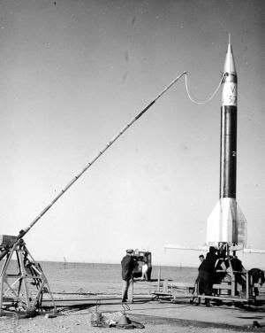 fusee-sonde-veronique-sur-sa-table-de-lancement-a-hammaguir-en-1959_2579_w300