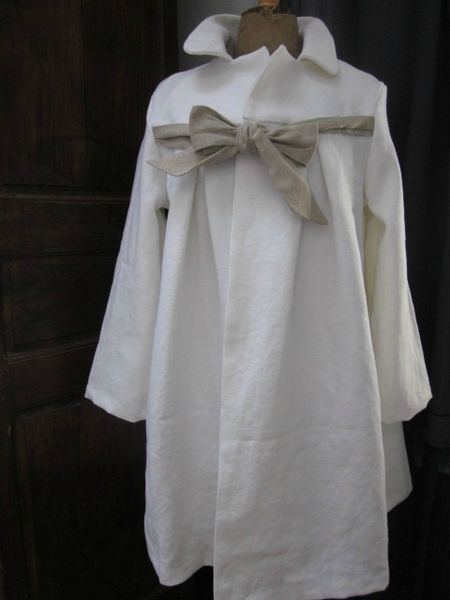 Manteau de lin épais et dense blanc noué d'un lien de lin brut sur le devant (13)