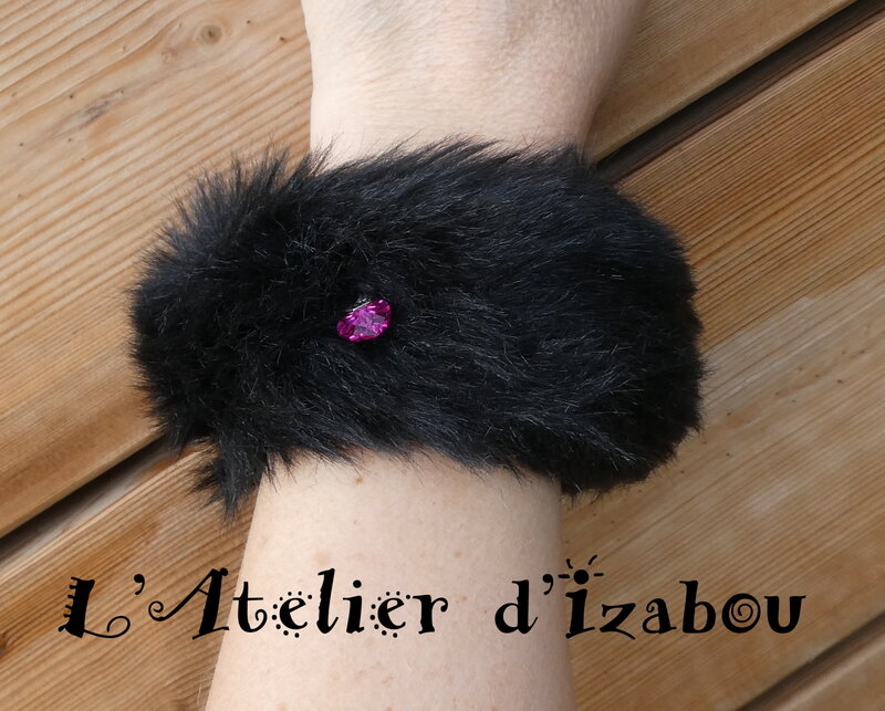 P1020449_Bracelet_manchette_fourrure_et_Coeur_en_svarowski