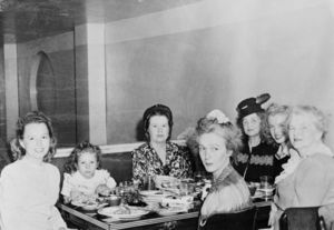 1946_NJ_with_family_resto_Berniece_Mona_GraceGoddard_X_NJ_AnaLower_Gladys