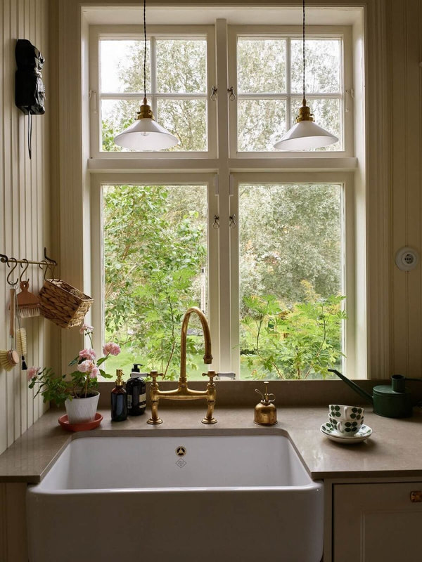 butler-sink-kitchen-garden-view-nordroom-1125x1500