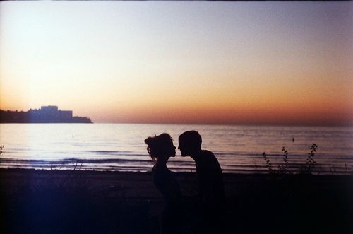 beach-couple-cute-girl-kiss-nature-Favim