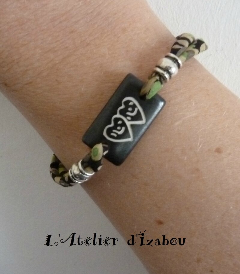 P1110087 Bracelet liberty noir vert, perles métal et séparateur double coeur, fermoir pression