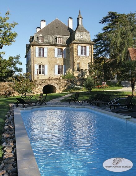 BRIVEZAC_chateau_de_LA_GREZE_facade_sud_vue_de_la_piscine