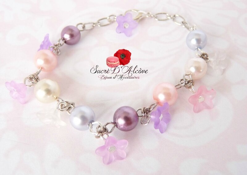 Bracelet fantaisie fillette perles et fleurs mauves (5)