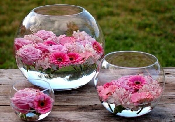 vase-boule-décoration-avec-des-têtes-de-fleurs