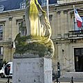Des citations pour la paix, sur le monument aux morts de Saint-Ouen : Voltaire, Jaurès, <b>Anatole</b> <b>France</b>.