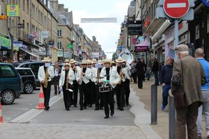 jumelage Avranches Crediton Korbach mai 2013 rue de la Constitution fanfare