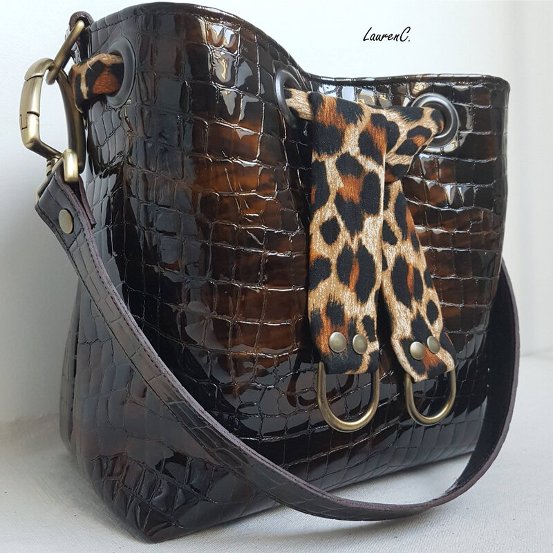 SAC CUIR VEAU VERNI MARRON NUANCE FOULARD LEOPARD COTE