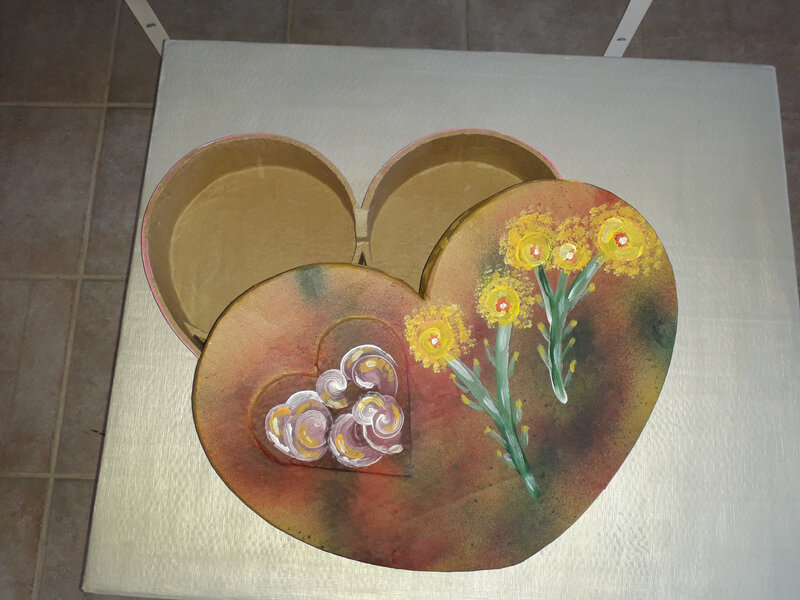 boîte en carton dit coeur de carton, peinture acrylique (2)