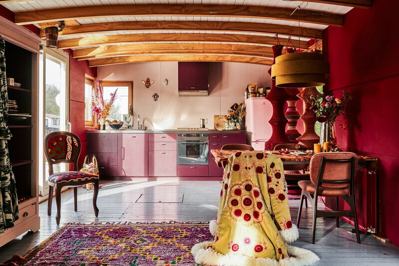 A+Pink+Textured+Houseboat+in+Amsterdam+-+The+Nordroom