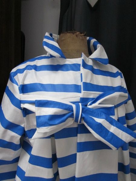 Ciré esprit marinière en coton enduit à rayures vagues horizontales bleues noué d'un lien réalisé dans le même tissu (4)
