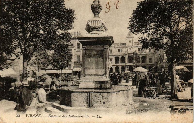 762-vienne-vienne-fontaine-hotel-ville