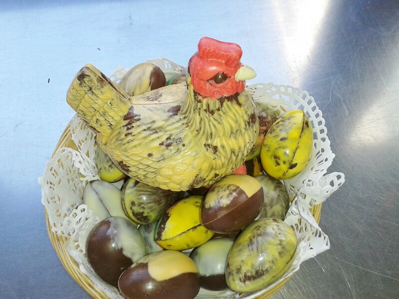 poule et oeufs en chocolat