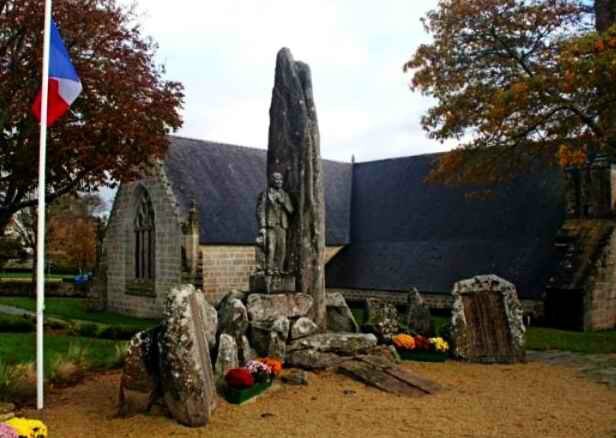 Monument aux morts plozevet