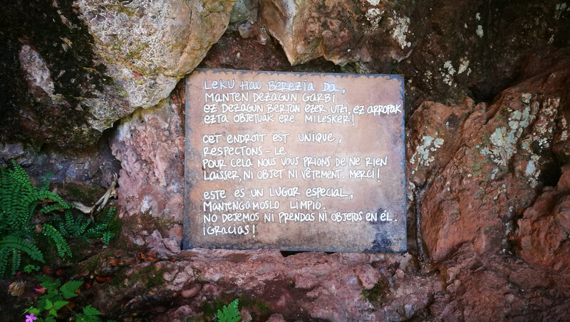 B) Grotte du Saint-qui-sue, entrée