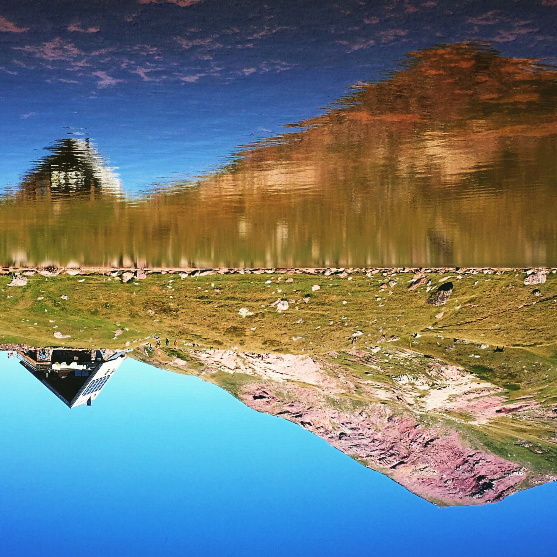 Lac d'Arlet, lac et reflet inversé (64)