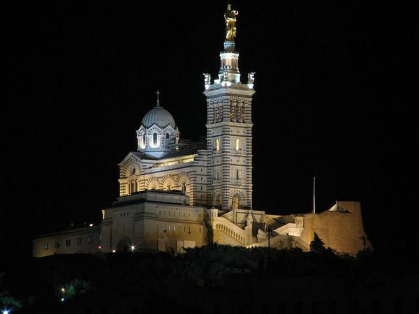 800px-Notre-Dame_de_la_Garde_de_nuit