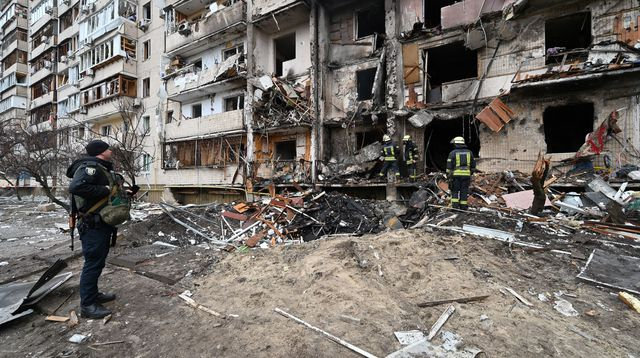 des-pompiers-travaillent-sur-un-batiment-residentiel-endommage-dans-la-rue-koshytsa-une-banlieue-de-kiev-ou-un-obus-militaire-aurait