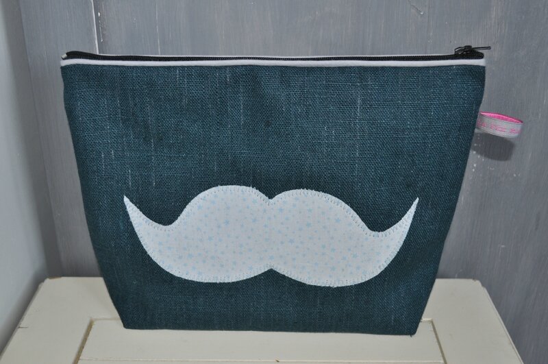trousse de toilette en lin enduit bleu russe, appliqué moustache