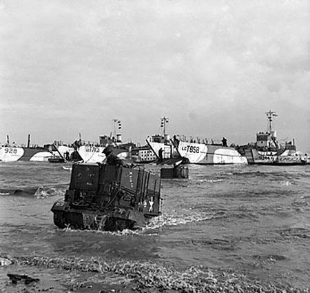 Universal_carriers_on_Gold_Beach