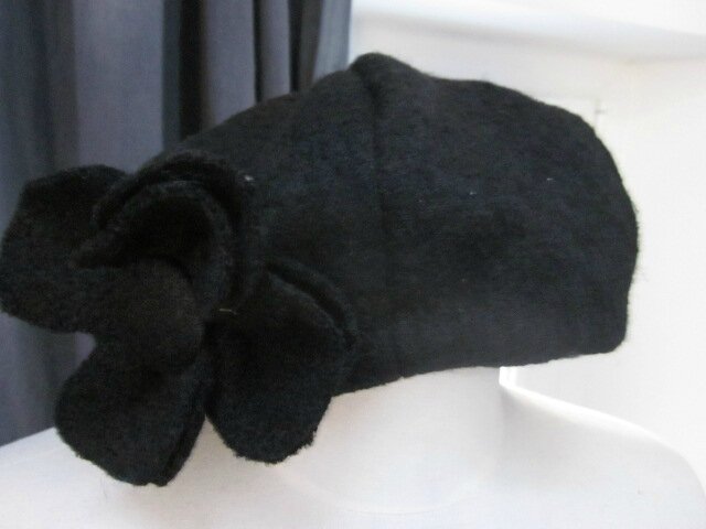 Chapeau AGATHE en laine bouillie noire avec fleur - doublure de coton noir à pois tête d'épingle blancs (2)