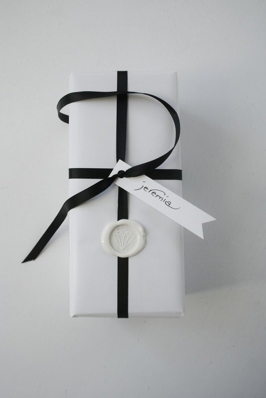 diy_wrap_gift_wax_seal_white
