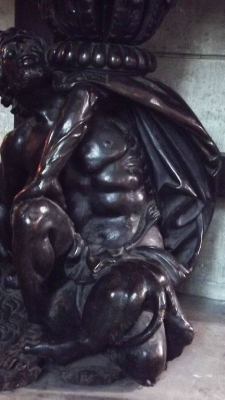 Chaire (détail) - Samson accroupi.