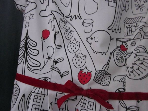 Robe en coton blanc imprimé dessins enfantins noirs colorisés de rouge avec haut à découpes princesse et jupe plissée réhaussée d'une ceinture de ruban de velours rouge - taille 36 (12)