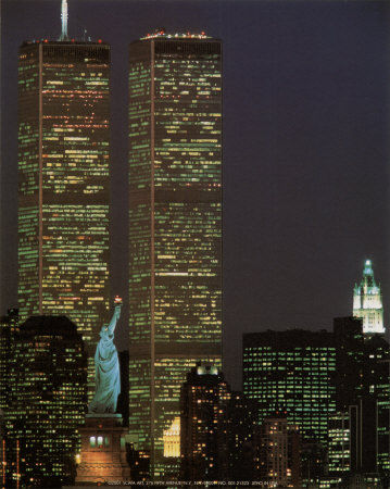 L_16_1647_world_trade_center_with_statue_of_liberty_Z00DGEXL