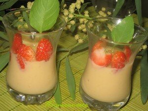 Verrines_cr_me_p_tissi_re_maison_avec_fraises_et_basilic_004