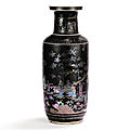 Très rare <b>vase</b> <b>rouleau</b> en porcelaine laquée noire incrustée de nacre, d'or et d'argent, Dynastie Qing, époque Kangxi