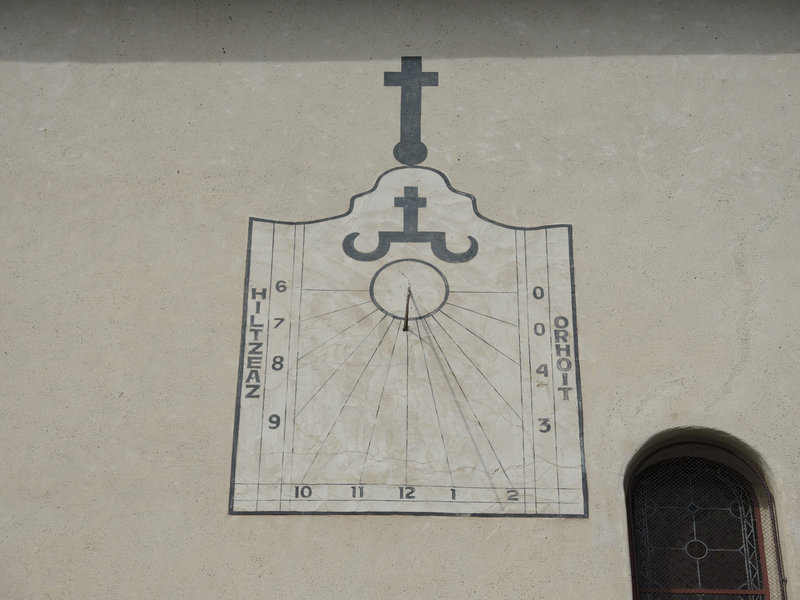 Mendionde, église, cadran solaire (64)