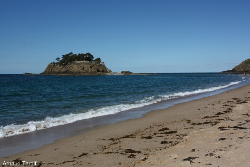 002933 Bretagne Saint-Coulomb - La Côte d'Emeraude - La Plage et le Fort Du Guesclin