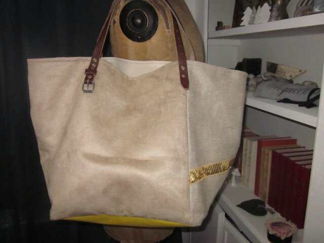 Sac cabas FELICIE n°6 en lin brut et simili daim naturel, fond étoile et poche intérieure en simili cuir jaune, bandes de paillettes or, sangles militaire en cuir (3)