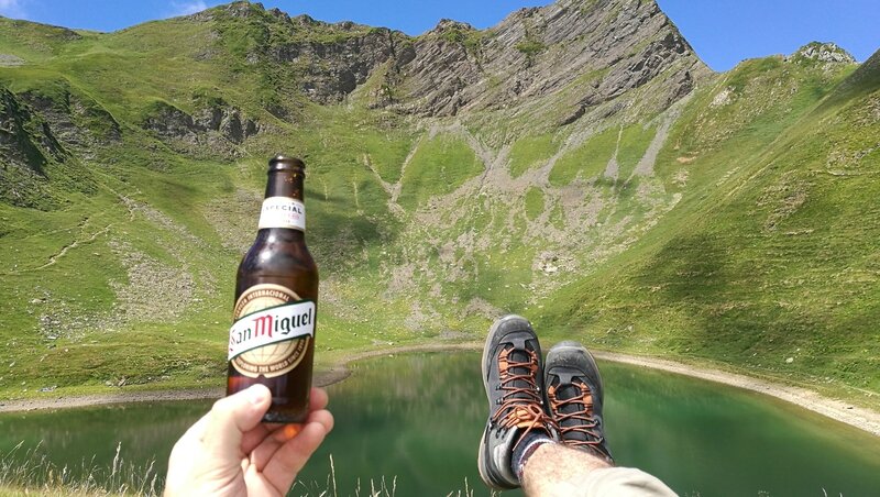Jénorme se boit une bière au lac du Montagnon (64)
