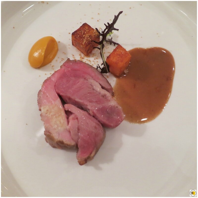 Quasi d'agneau en pâte à sel et café, crème carotte, jus au café, feuille de moutarde violette de Dijon