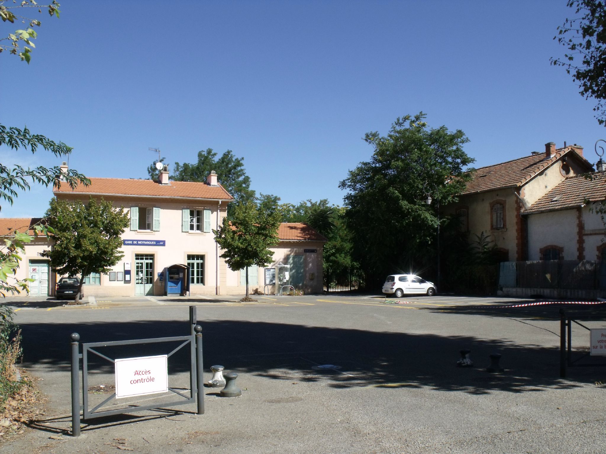 Meyrargues gare PLM + gare de la ligne à voie métrique des Chemins de Fer de Provence Meyrargues (Bouches-du-Rhône)