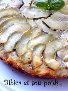 Tatin_de_courgettes__ch_vre_et_basilic_gros_plan