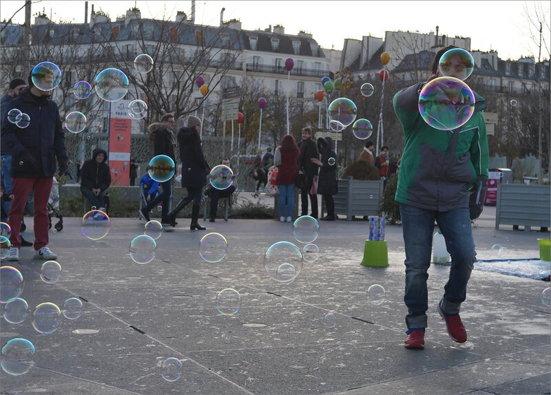 Paris 141219 lumix ym 145 bulles