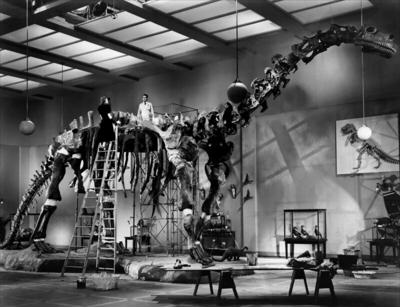 Le brontosaure, troisième animal du film, et Katharine Hepburn, perchée dans tous les sens du terme