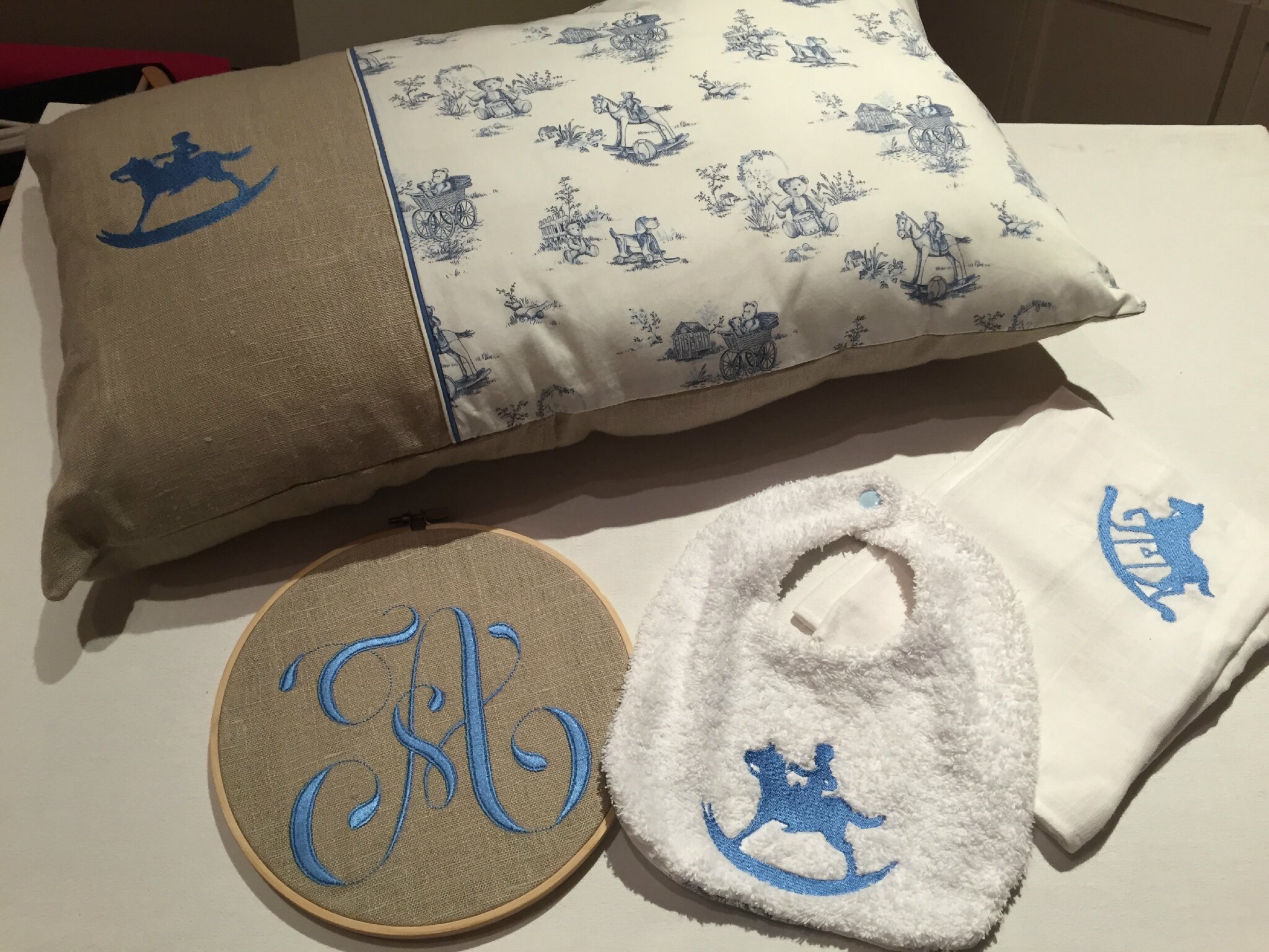 coussin bi-texture et broderie