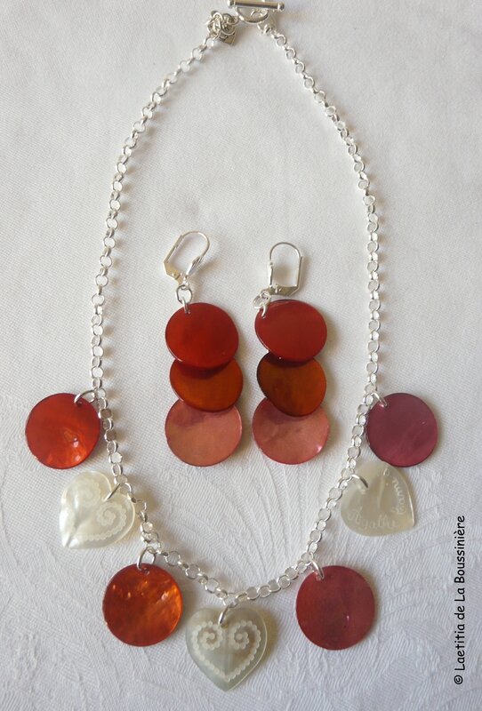 Parure collier 4 médailles en nacre et 3 coeurs en nacre + boucles d'oreilles Trio