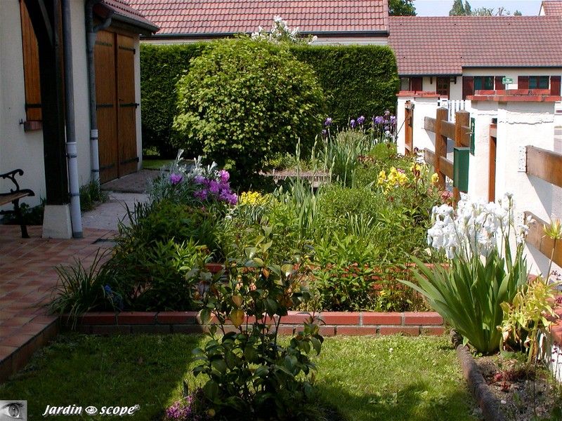 Devant la maison mai 2006