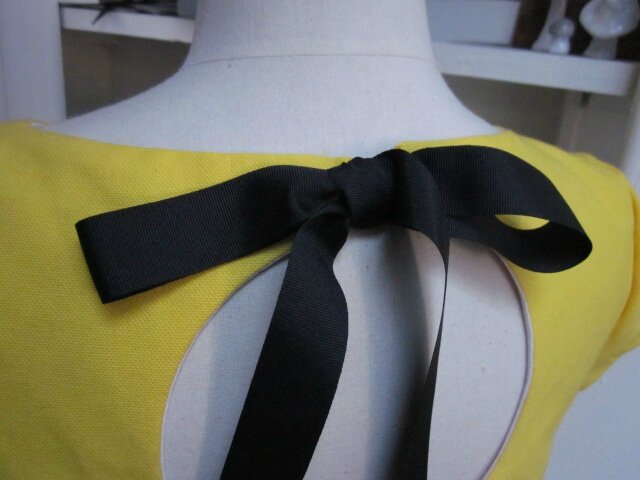 Robe YVETTE en toile de coton jaune poussin - Petites manches très courtes - Decolleté rond dans le dos fermé par un noeud de ruban noir - Fermeture visible noire (11)
